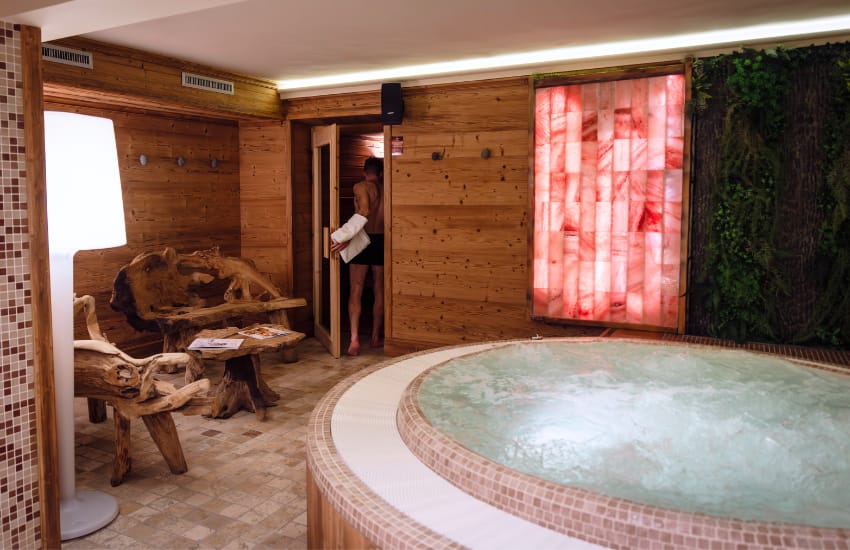 Jacuzzi and sauna at the Hotel AlpenRuitor spa in Méribel Mottaret