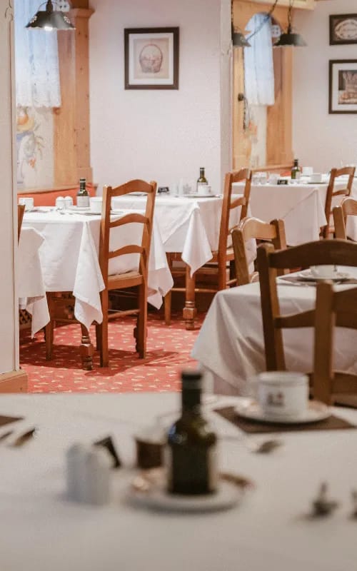 Breakfast room at Hotel AlpenRuitor